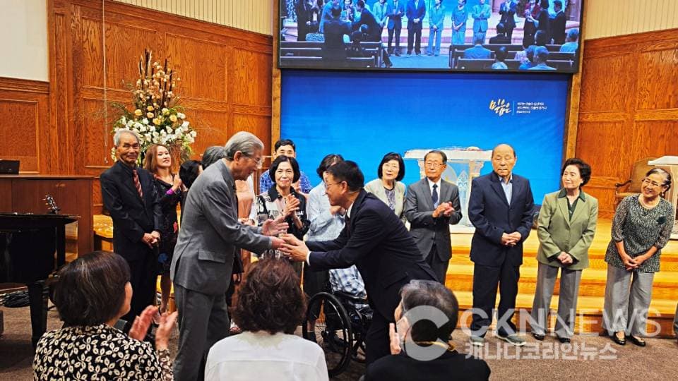 ํ ๋ก ํ ์๊ธ๊ณผ๋น ์ผ๊ด๊ตํ, ์ค๋ฆฝ 43์ฃผ๋
๊ธฐ๋
์๋ฐฐ ์ฑ๋ฃ